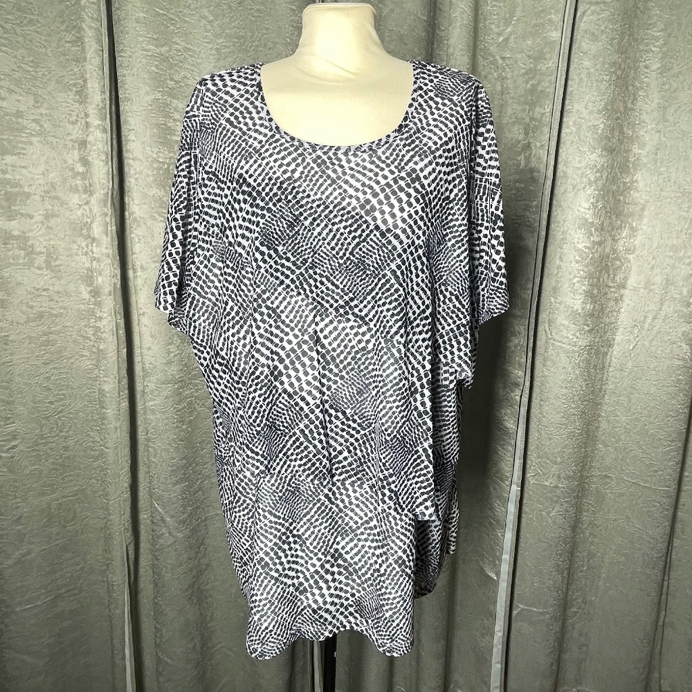Women’s Black/White CJ Banks 2X  Tunic Top